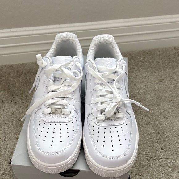 Brand New Stylish White Nike Sneakers- Women's - Picture 2 of 7